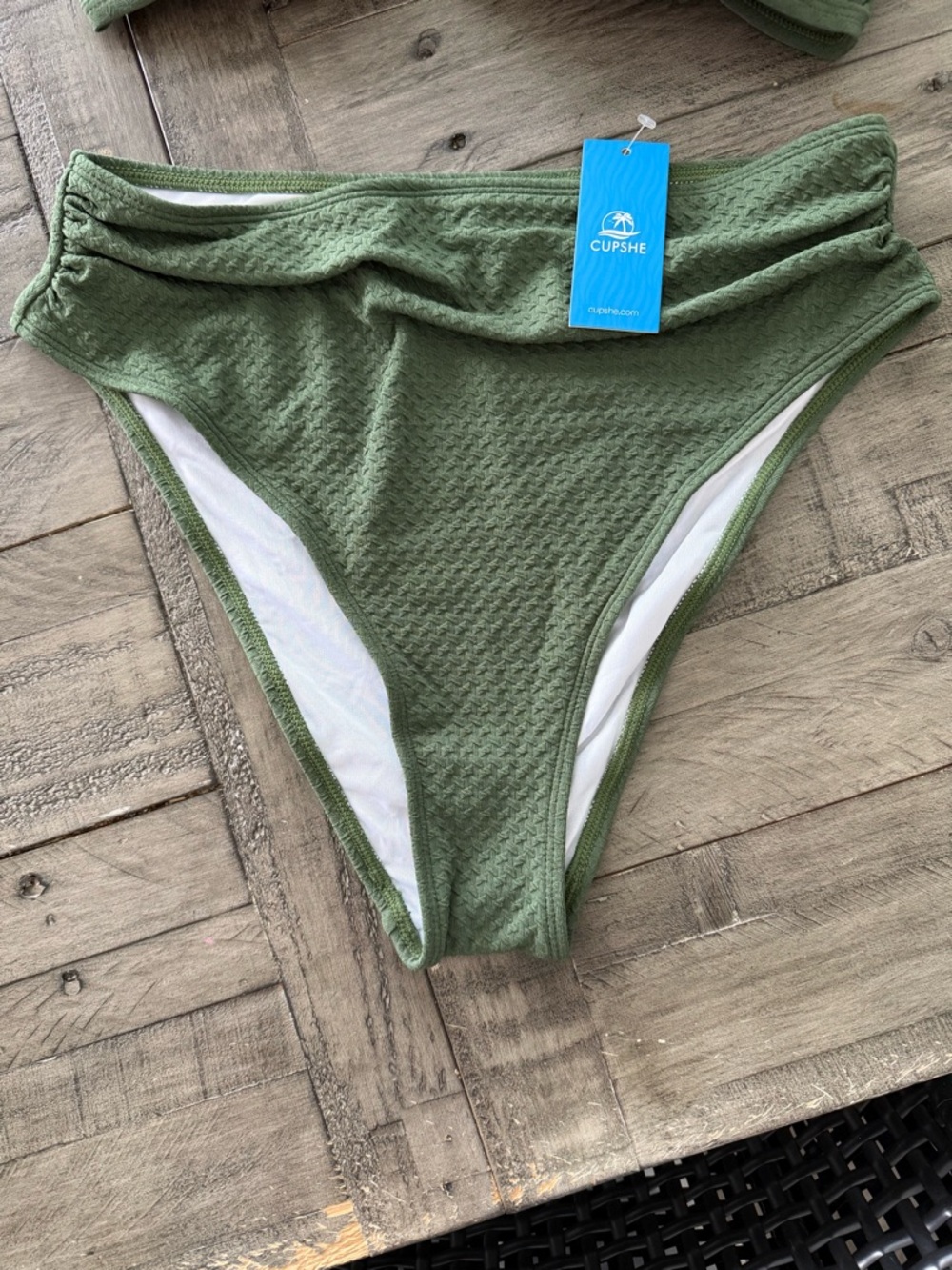 BNWT Cupshe On Holiday Green Bikini, top size large + bottom size medium. - Picture 7 of 10